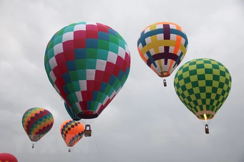 Hot-air balloon festival draws tourists to Binh Thuan 