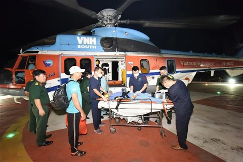 Khanh Hoa: fisherman suffering from decompression brought ashore for further treatment