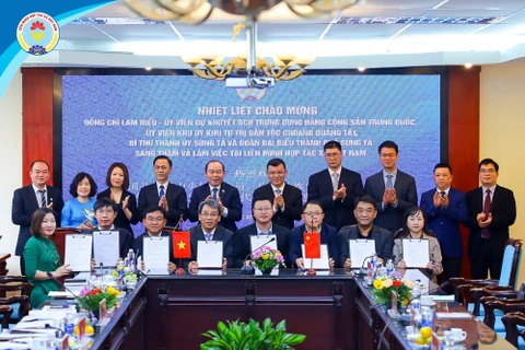 Officials seek to bolster ties between Vietnamese, Chinese cooperatives, enterprises