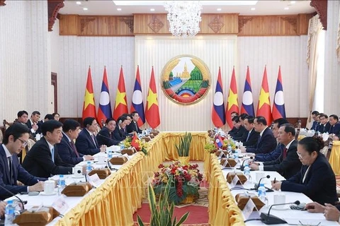 Vietnamese PM holds working session with Lao counterpart