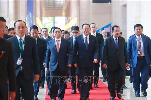 Vietnamese, Lao, Cambodian PMs discuss cooperation in working breakfast
