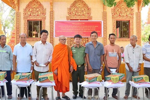Poor Khmer households, students given gifts on Chol Chnam Thmey festival