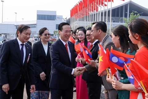 President arrives in Vientiane, beginning official visit to Laos