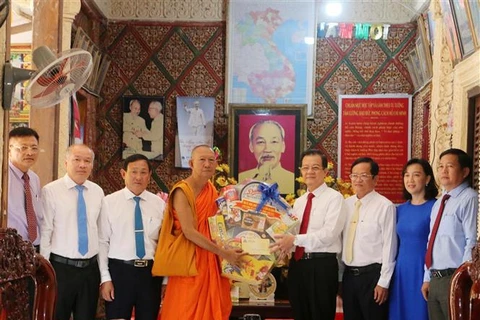 An Giang leaders visit Khmer people ahead of Chol Chnam Thmay festival