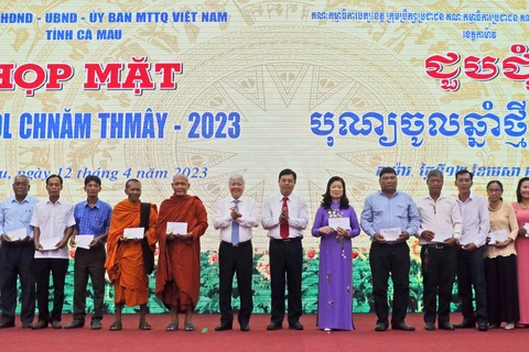 VFF leader congratulates Khmer people in Ca Mau on Choi Chnam Thmay festival