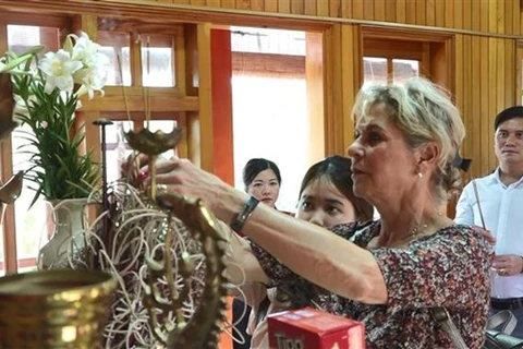 French delegation experience culture of Thai ethnic minority group in Yen Bai