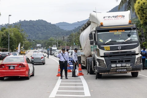 Malaysia forbids foreigners to drive trailer lorries