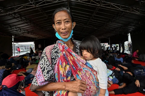 People gather onboard the Indonesian Navy's Banjarmasin (592) vessel to travel to their hometowns to celebrate Eid Al-Fitr at the navy port in Jakarta on April 18, 2023 (Photo: AFP)