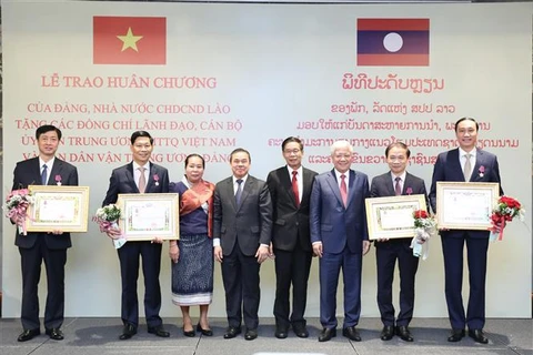 Laos honours leaders of Vietnam Fatherland Front, Mass Mobilisation Commission