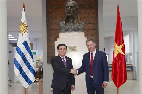 NA Chairman Vuong Dinh Hue receives Uruguay’s Canelones governor