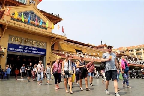 Vietnamese localities see surges in tourist numbers during five-day holidays