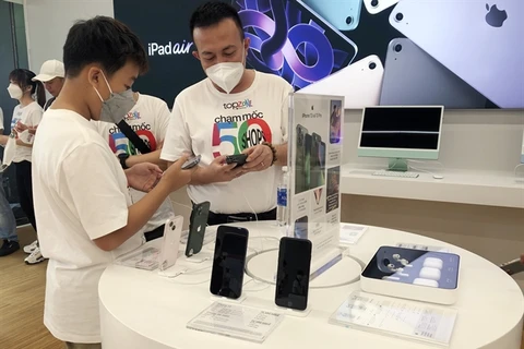 Vietnam spends 21.1bln USD importing phones, components in 2022
