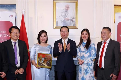 President meets Vietnamese expatriates in UK