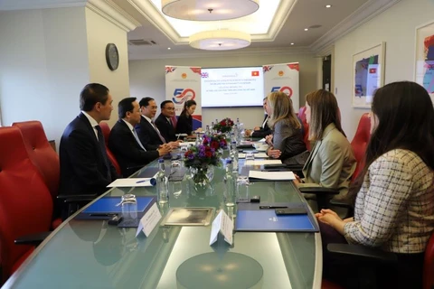 Foreign Minister receives AstraZeneca leader in London