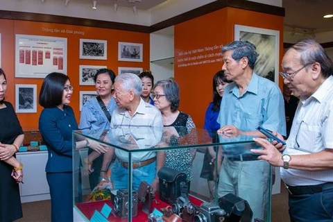 VNA leader meets veteran photographers granted Ho Chi Minh, State prizes