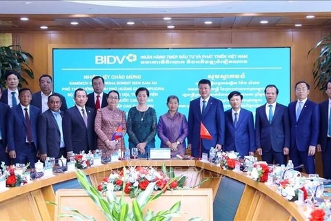 Cambodian official visits headquarters of Vietnamese bank