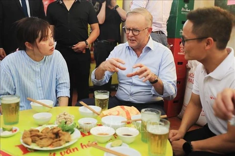 Australian PM savours Vietnamese foods, drinks locally brewed beer