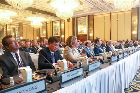 Vietnam attends 20th Shangri-La Dialogue in Singapore