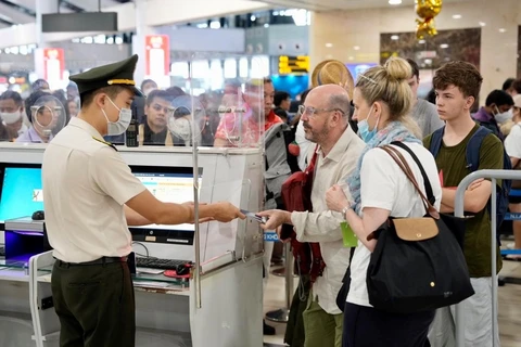 Number of passengers through Noi Bai airport on summer days surges