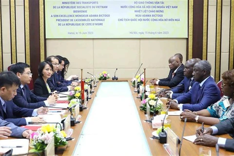 Côte d’Ivoire leader suggests specific activities in transport cooperation with Vietnam