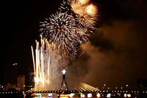 Australia, Italy wow spectators at fireworks fest in Da Nang