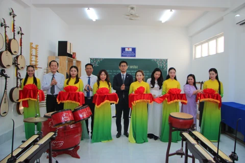 Japan offers musical instrument aid package to Can Tho school