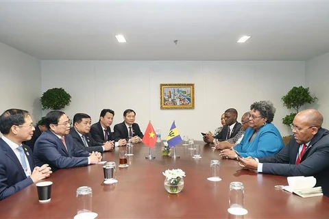 Prime Minister meets Barbadian, Mongolian counterparts in Tianjin