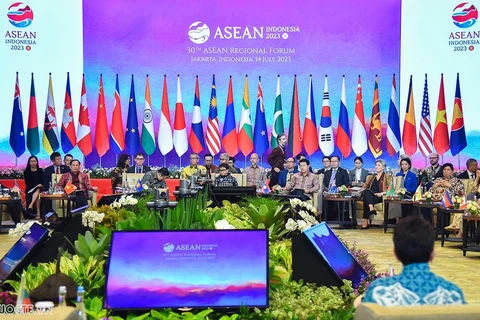Vietnam attends 30th ASEAN Regional Forum 