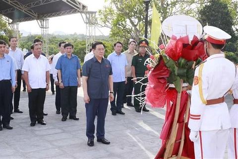 NA Chairman offers incense in tribute to martyrs in Thua Thien-Hue