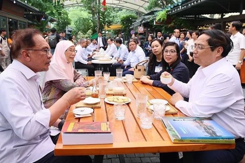 Vietnamese, Malaysian PMs visit Hanoi's book street, enjoy coffee