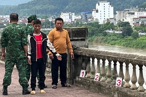 Lao Cai border guards arrest three people for trafficking women