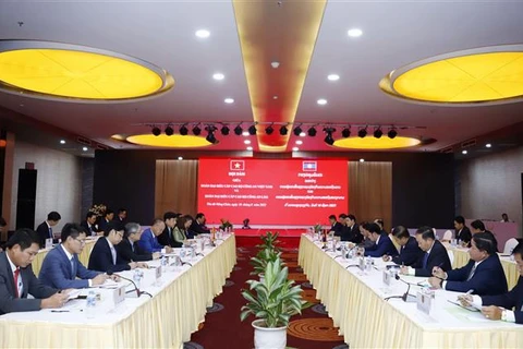 Vietnamese, Lao public security deputy ministers hold talks