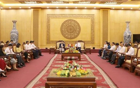 Ninh Binh leader hosts Lao guests
