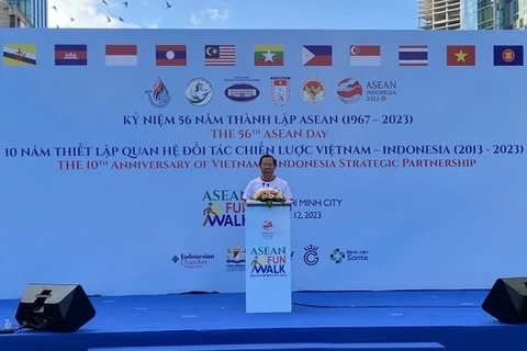 About 1,000 people join ASEAN Fun Walk 2023 in HCM City