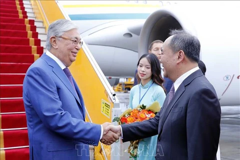President of Kazakhstan arrives in Hanoi, begins official visit