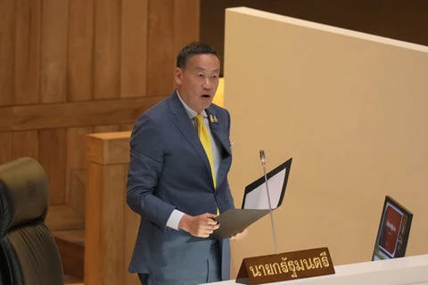  Thai PM vows to seek ways to improve economy