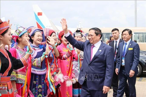 Prime Minister returns to Hanoi after attending CAEXPO, CABIS in China
