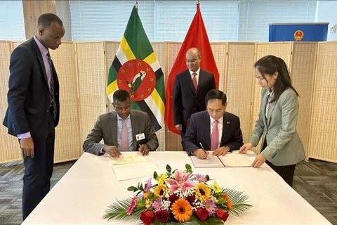 Vietnam, Dominica sign agreement on visa exemption for diplomatic, official passport holders