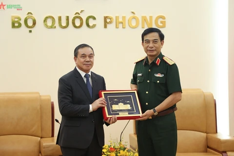 Defence Minister receives outgoing Lao ambassador