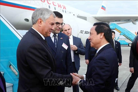 Chairman of Russian State Duma arrives in Hanoi, begins official visit