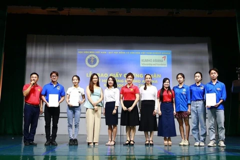 Kumho Asiana foundation grants scholarships to Vietnamese students
