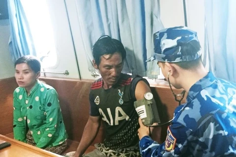Six people on sunk fishing ship rescued in Con Dao territorial waters