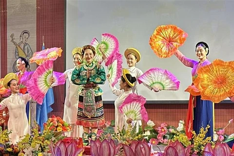 Art performance spotlights Vietnamese culture in France