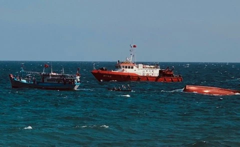 Fourteen fishermen in distress saved off coastal waters of Binh Thuan province