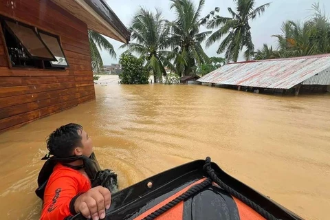 Floods raging in Philippines, Malaysia
