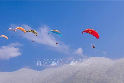 Lai Chau hosts second Open Putaleng Long Distance Paragliding Tournament