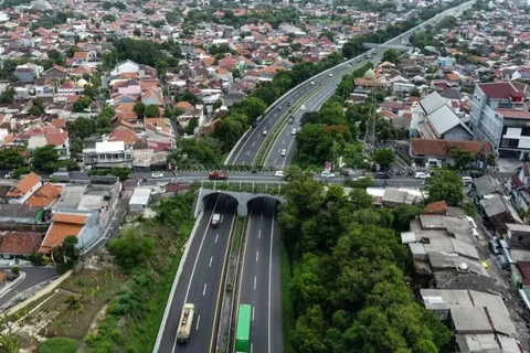 Indonesia promotes infrastructure development projects serving economic development