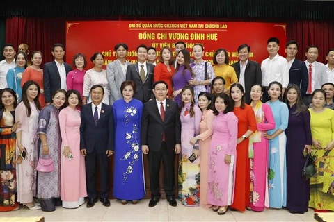 NA Chairman meets Vietnamese community in Laos