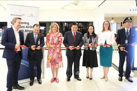 Vietnam Airlines runs new route connecting HCM City to Australia’s Perth city 