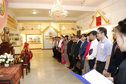 Vietnamese agencies commemorate late leaders of Laos